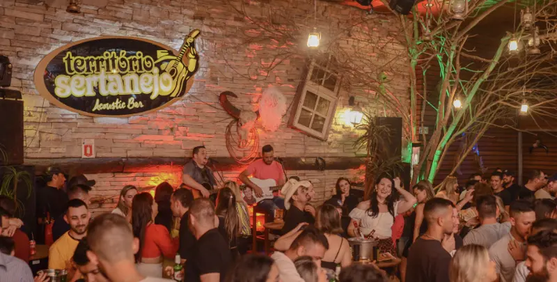 Casa cheia no Bar Território Sertanejo com dupla sertaneja tocando ao vivo